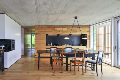 Großes, Repräsentatives Stilmix Wohnzimmer im Loft-Stil mit weißer Wandfarbe und braunem Holzboden in Stuttgart