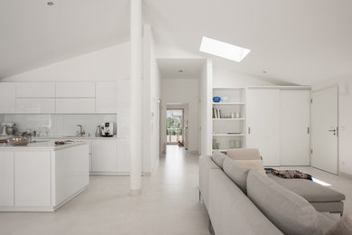 Immagine di un grande soggiorno minimal stile loft con pareti bianche, nessun camino e pavimento bianco