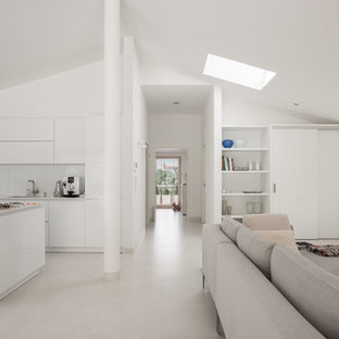 Großes Modernes Wohnzimmer ohne Kamin, im Loft-Stil mit weißer Wandfarbe und weißem Boden in Stuttgart