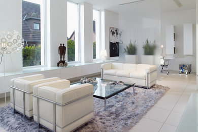 Repräsentatives, Offenes, Mittelgroßes Modernes Wohnzimmer ohne Kamin mit weißer Wandfarbe in Essen
