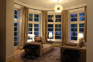 Свежая идея для дизайна: гостиная комната в классическом стиле с ковровым покрытием и черным полом - отличное фото интерьера