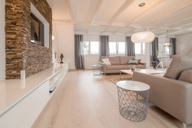 Ejemplo de salón contemporáneo de tamaño medio con paredes blancas, suelo de madera en tonos medios y suelo marrón