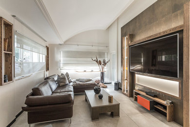 Mittelgroßes Modernes Wohnzimmer im Loft-Stil mit beiger Wandfarbe, Keramikboden, Eckkamin, Kaminumrandung aus Holz, Multimediawand und beigem Boden in Dortmund