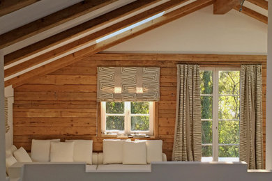 Diseño de sala de estar tipo loft contemporánea de tamaño medio con paredes blancas, suelo de madera pintada, chimenea lineal, marco de chimenea de yeso y suelo beige