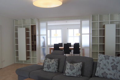 Mittelgroßes, Offenes Modernes Wohnzimmer mit weißer Wandfarbe und hellem Holzboden in Frankfurt am Main