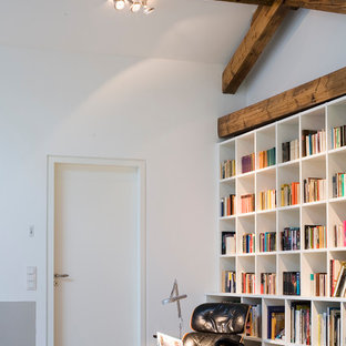 Mittelgroße, Fernseherlose, Abgetrennte Moderne Bibliothek ohne Kamin mit weißer Wandfarbe, Betonboden und grauem Boden in Köln