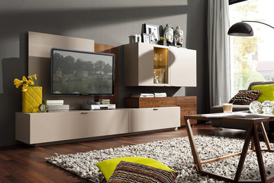 Mittelgroßes, Offenes Modernes Wohnzimmer mit TV-Wand in Dresden