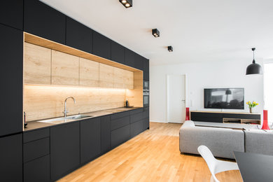 Modelo de sala de estar actual grande con suelo de madera en tonos medios y suelo marrón
