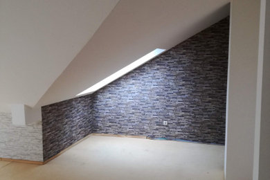 Mittelgroßes, Abgetrenntes Klassisches Wohnzimmer ohne Kamin mit weißer Wandfarbe, dunklem Holzboden, TV-Wand und grauem Boden in Sonstige