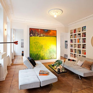 Kleine, Fernseherlose, Offene Stilmix Bibliothek ohne Kamin mit beiger Wandfarbe, braunem Holzboden und braunem Boden in Berlin