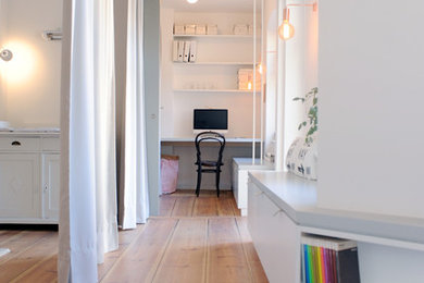 Mittelgroßes, Offenes Modernes Wohnzimmer mit weißer Wandfarbe, hellem Holzboden und braunem Boden in Berlin