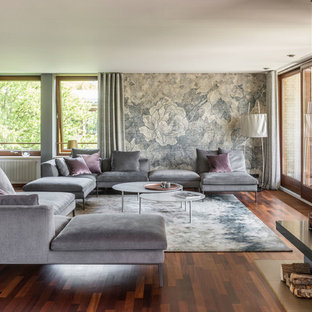 Mittelgroßes, Repräsentatives, Abgetrenntes Modernes Wohnzimmer mit grauer Wandfarbe, dunklem Holzboden, Kamin und braunem Boden in Hamburg