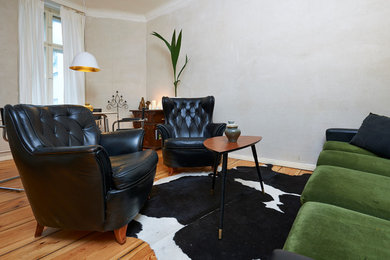 Mittelgroßes, Abgetrenntes Stilmix Wohnzimmer mit grauer Wandfarbe, hellem Holzboden und braunem Boden in Berlin