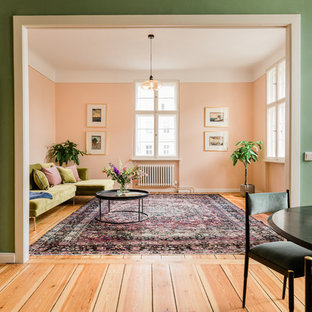 Großes, Abgetrenntes Klassisches Wohnzimmer mit rosa Wandfarbe, braunem Holzboden und braunem Boden in Berlin
