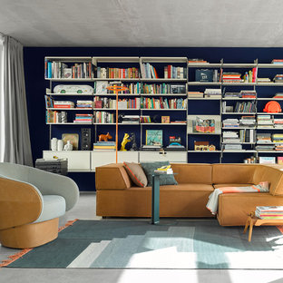 Mittelgroße, Fernseherlose, Abgetrennte Retro Bibliothek ohne Kamin mit blauer Wandfarbe, Betonboden und grauem Boden in Stuttgart