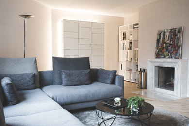 Diseño de sala de estar abierta contemporánea grande con suelo de madera clara, todas las chimeneas, marco de chimenea de piedra, paredes blancas y suelo beige