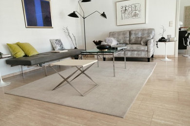 Geräumiges, Fernseherloses, Offenes Modernes Wohnzimmer ohne Kamin mit weißer Wandfarbe, Travertin und beigem Boden in Hamburg