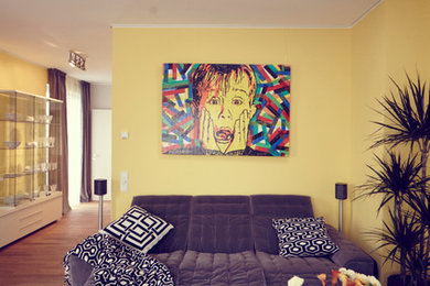 Repräsentatives, Abgetrenntes Stilmix Wohnzimmer mit gelber Wandfarbe und hellem Holzboden in Frankfurt am Main