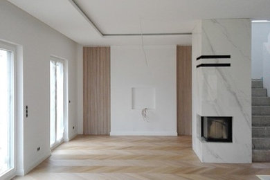 Shabby-Chic Wohnzimmer mit hellem Holzboden und Eckkamin in Berlin