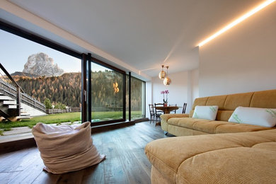 Idee per un grande soggiorno stile rurale aperto con pareti bianche, parquet scuro e pavimento marrone