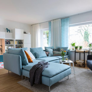 Mittelgroßes, Offenes Modernes Wohnzimmer mit braunem Boden, weißer Wandfarbe und braunem Holzboden in Hamburg