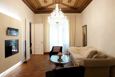 Großes, Repräsentatives, Offenes Modernes Wohnzimmer mit weißer Wandfarbe, braunem Holzboden und Multimediawand in Frankfurt am Main