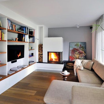 Wohnzimmer mit L-förmiger Couch und Kamin