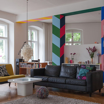 Wohnzimmer mit schräger Farbgestaltung