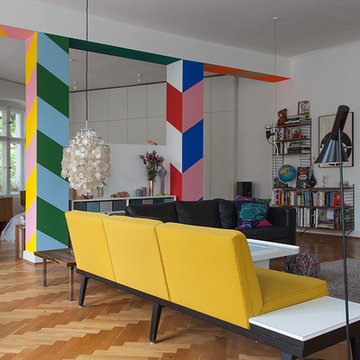 Wohnzimmer mit schräger Farbgestaltung