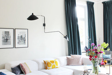 Esempio di un soggiorno design di medie dimensioni con pareti bianche, pavimento in legno massello medio e pavimento marrone