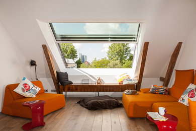 Foto de sala de estar cerrada contemporánea pequeña sin televisor con paredes blancas y suelo de madera en tonos medios