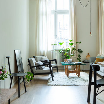 Wohnzimmerbereich mit heller, warmer Atmosphäre