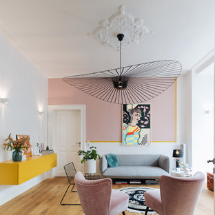 Mittelgroßes, Abgetrenntes Stilmix Wohnzimmer ohne Kamin mit weißer Wandfarbe, braunem Holzboden und braunem Boden in Köln