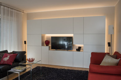 На фото: большая гостиная комната в современном стиле с коричневым полом, серыми стенами и темным паркетным полом с
