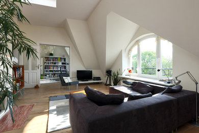Mittelgroßes, Offenes Modernes Wohnzimmer mit weißer Wandfarbe in Hamburg