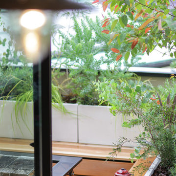 Second living terrace surrounded by plants 植物にかこまれた2つ目のリビングテラス