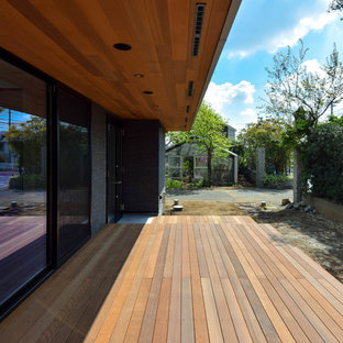 他の地域の広いコンテンポラリースタイルのおしゃれな横庭のデッキ (張り出し屋根) の写真