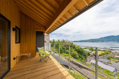 Immagine di una terrazza etnica di medie dimensioni e nel cortile laterale con un tetto a sbalzo