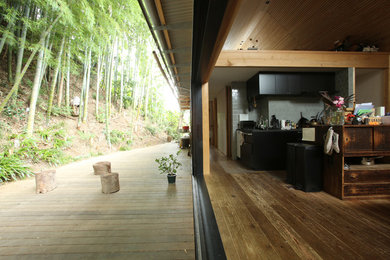 Imagen de terraza de tamaño medio en anexo de casas con cocina exterior