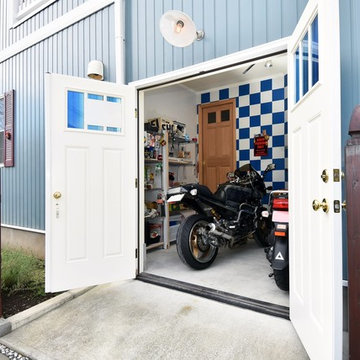 バイクガレージのあるアーリーアメリカン住宅