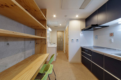東京23区にある低価格の中くらいなアジアンスタイルのおしゃれなキッチン (シングルシンク、フラットパネル扉のキャビネット、ターコイズのキャビネット、ステンレスカウンター、白いキッチンパネル、クッションフロア、アイランドなし、ベージュの床、グレーのキッチンカウンター) の写真
