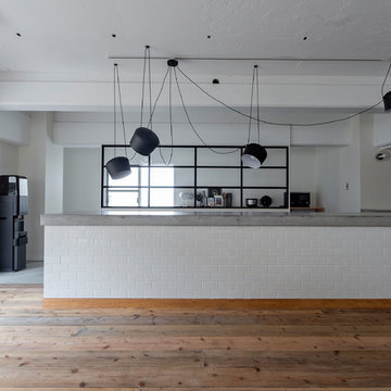 6mのキッチンが主役・無機質リノベーション空間