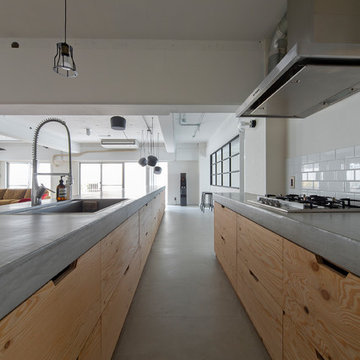 6mのキッチンが主役・無機質リノベーション空間