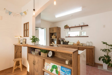 Imagen de cocina campestre abierta sin isla con armarios con paneles lisos, puertas de armario de madera clara y suelo de baldosas de terracota
