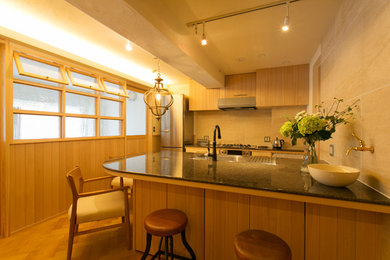 横浜にあるミッドセンチュリースタイルのおしゃれなアイランドキッチン (シングルシンク、無垢フローリング、茶色い床) の写真