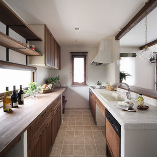 Idées déco pour une cuisine parallèle contemporaine avec un évier posé, un placard avec porte à panneau encastré, des portes de placard en bois sombre, un plan de travail en carrelage et un électroménager blanc.