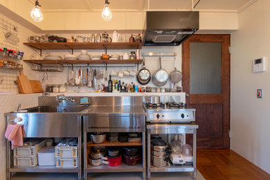 東京23区にあるトラディショナルスタイルのおしゃれなII型キッチン (シルバーの調理設備) の写真