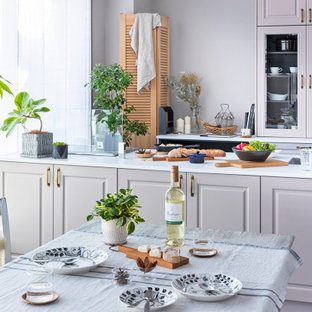 Minimalistisk inredning av ett vit linjärt vitt kök och matrum, med en undermonterad diskho, luckor med upphöjd panel, beige skåp, bänkskiva i koppar, beige stänkskydd, integrerade vitvaror, vinylgolv, en köksö och grått golv