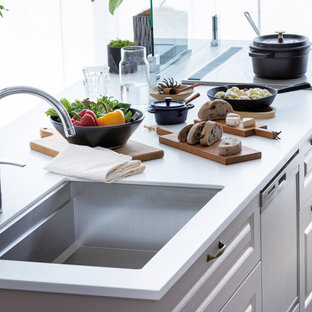 Küchen mit profilierten Schrankfronten und Rückwand aus Holzdielen