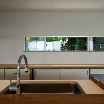 オーダーキッチン／背景の緑を楽しめる窓を設置